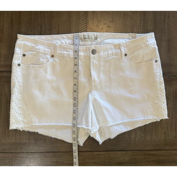 NWT Torrid Distressed White Denim Shorts W/ Crochet Lace Inset Sides Size 18 NEW - Picture 15 of 16